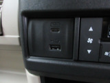 便利な充電用USBジャックも付いています。