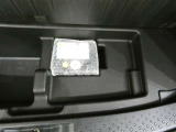 パンク修理剤とエアーポンプのセットです。スペアタイヤは装備していませんが空いたスペースを小物入れとして使用できます