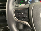 運転中、オーディオの操作をしてて、ハッとしたことはありませんか?ステアリングスイッチは、運転中でもハンドルでオーディオの操作が可能です。安全なドライブをサポートします。