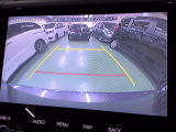 バックカメラの画像です。ガイドラインがスムースな車庫入れをサポートいたします。車庫入れの安心感がアップしますね。