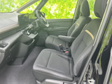 運転しやすい配置で、操作性も抜群です。広々とした視界で、安全運転をサポートします。快適な運転環境が整っています。