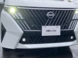 配光特性に優れ路肩まで明るく照らすLEDライトを採用、対向車への眩惑を防ぐマニュアルレベライザーも完備!