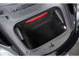 718 Boxsterはフロント・リアの2か所にラゲッジスペースを備えており、オープンスポーツながら実用性も確保。日常の買い物やドライブなど、荷物に合わせて使い分けられる便利な設計です。