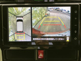見やすい大型ディスプレイで、ナビや車両情報などを確認できます。駐車時の安全をサポートするガイド表示も便利ですね。