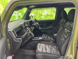 運転席からの視界は良好で、運転操作もスムーズに行えます。シートの形状も工夫されており、長時間の運転でも疲れにくいです。