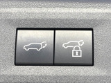 【パワーバックドア】スマートキーや運転席のボタンを押すだけでリアゲートが自動で開閉します!荷物を持っている時や、高い位置にあるバックドアを閉める際に便利な機能です♪