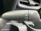 操作しやすいウインカーレバーで、安全な車線変更をサポートします。周囲への注意喚起を確実に行い、安全運転を心がけましょう。