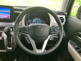 握りやすいステアリングは、運転の楽しさを向上させます。オーディオやハンズフリー通話のスイッチも配置され、運転中でも快適に操作できます。