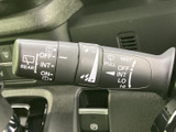 雨天時でもクリアな視界を確保できるワイパーレバーです。運転安全性を高める重要な機能です。