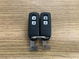 【スマートキー】 スマートキーを携帯していれば、ドアハンドルのボタンを押してロックの解除ができ、パワースライドドアもワンタッチで開閉できます。