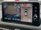 ■マルチビューカメラシステム■車両の前後と左右のドアミラーに計4台のカメラを搭載!上空から見下ろしたような視界などの数種類のビューをご用意し、ドライバーの死角を減らして運転負荷を軽減いたします
