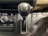 CVT車のセレクトレバーです。低速から高速まで、変速ショックのないスムーズな走りを実現するとともに、エンジン効率のよい領域を維持することで燃費にも貢献します。