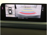 後退時に車両の後ろ側をモニター画面に表示します。車庫入れなどでバックする際に後方確認ができて便利です。車庫入れが苦手な人もこれで安心。
