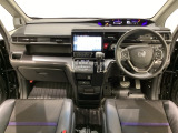 車内は光触媒抗菌消臭施工済です。インパネ周りはスタイリッシュなデザインで機能や装備も充実しています。グローブボックスやカップホルダーのほかにトレーなどたくさんの収納スペースが付いています。