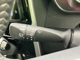 雨の日の運転をサポートするワイパーレバー。雨量を感知して自動で動き、視界をクリアに保ちます。安全運転に貢献します。