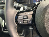 ステアリングにオーディオ操作スイッチが付いています。オーディオ画面に直接タッチしなくても操作が出来ますので、運転に集中できます。