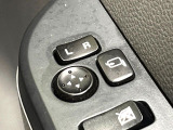 【電動格納ミラー】サイドミラーは電動格納式となっており、狭い駐車場でもキズがつくリスクを抑えられます。