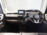◆インテリアパネル◆視界広々で非常に運転しやすくロングドライブでも疲れを感じさせないすっきりとまとまったインパネ周りです。