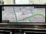 BMWのナビゲーションは操作性も良く、詳細な地図情報と交通状況を見やすく表示し、快適なドライビングをサポートしながら目的地までナビゲートします。