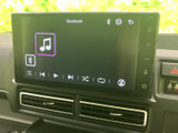 高画質ディスプレイで、快適なドライブをサポート。Bluetooth接続で、お気に入りの音楽も楽しめます。直感的な操作性で、誰でも簡単に操作可能です。