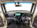 【前方視界】開放的な前方視界!運転がしやすく疲れにくいです♪窓が大きく、見通しがとっても良いおクルマですよ♪