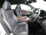 ゆったり室内で運転もしやすいです♪使い勝手の良い配置も考えられています!!