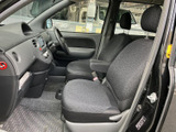 落ち着いた雰囲気の室内空間です。運転に必要な情報を確認しやすい配置となっており、安全運転をサポートします。快適なカーライフを始めましょう。