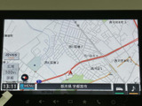 見やすい地図表示で、目的地への道順をスムーズに確認できます。長距離ドライブでも安心ですね。