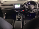 車内は光触媒抗菌消臭施工済です。スタイリッシュなデザインでスポーティなインパネ周りを演出します。グローブボックスやカップホルダーのほかにトレーなどたくさんの収納スペースが付いています。