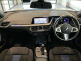 BMWの操作パネルは使いやすさを追求し日常生活で必要なボタン&スイッチを使えるようにした構造となっております。購入時から沢山触って体感してください。