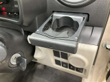 格納式のドリンクホルダー付きです。ドリンクホルダーとしてはもちろん、スマホや長財布を収納することだってできますよ。