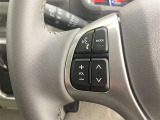 運転中、オーディオの操作をしてて、ハッとしたことはありませんか?ステアリングスイッチは、運転中でもハンドルでオーディオの操作が可能です。安全なドライブをサポートします。