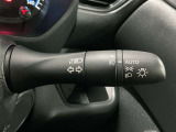 【オートライト】車のセンサーが周囲の明るさを感知し、自動でヘッドライトを点灯・消灯する機能です。この機能は夕暮れ時の交通事故が多い時間帯の安全性を高めてくれます。