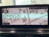 BMWのナビゲーションは操作性も良く、詳細な地図情報と交通状況を見やすく表示し、快適なドライビングをサポートしながら目的地までナビゲートします。