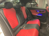 メルセデスのシートは少し硬めになっております。長時間の運転の際、適度な反発があることでお尻や腰の負担を減らす効果が御座います。