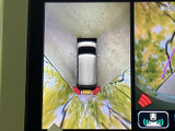 後方の状況を鮮明に映し出し、安全な駐車をサポートします。狭い場所でも安心して運転できます。