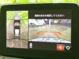後方確認をサポートするモニターで、安全な運転を支援。狭い道や駐車場でも安心です。