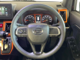 インテリアに合わせたデザインのステアリングは、運転される方のことも考え、運転しやすい形状、大きさです。是非一度、実際に触ってお確かめください。