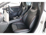 メルセデスのシートは少し硬めになっております。長時間の運転の際、適度な反発があることでお尻や腰の負担を減らす効果が御座います。