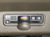 ハンドルの左下にETCがついています。高速道路の料金所の通過も楽々です。 カードの取り出しもしやすい場所についています。