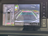 アラウンドビューモニターです。4つのカメラからの映像を合成・処理することで空から見下ろすような視点で周囲を確認でき、駐車時のクルマの位置確認がスムーズになります。