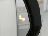 ブラインドスポットモニター装備。隣車線を走る車両を検知。ドアミラーでは確認しにくい後方、側方エリアに存在する車両や急接近してくる車両も検知しドアミラーに搭載されたLEDインジケーターが点灯します。