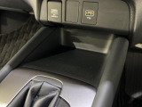 ナビとの接続や携帯電話の充電に便利なUSB端子を装備しております。充電中も携帯電話を置いて置けるスペースもあり便利です