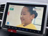 停車中には、地上デジタル放送をお楽しみいただけます。ニュースやドラマなど、様々な番組を車内で鑑賞できます。