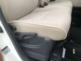 運転席シ-ト座面は上下アジャスタ-付です。お好みの位置に調整可能です。