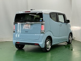 後席の窓には外から車内が見えにくくなるプライバシーガラスを採用。周りを気にせずリラックスして過ごせます