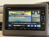 【バックカメラ】運転が苦手な方も車庫入れラクラクです!ギアをリバースに入れれば自動的に切り換わりますので、面倒な操作は不要です♪狭い駐車場もお車を傷つけず安心ですね!