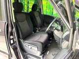 運転席まわりには十分なスペースがあり、大柄な方でもゆったり運転していただける環境です。
