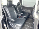 後部座席も気になるようなキズ・汚れやへたり等、大きなダメージはなく、良好な状態です。