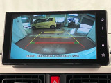 【バックカメラ】 駐車時に車両後方の様子を見ることができるので、運転の不安を軽くします。